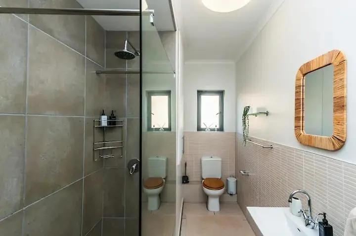 Trendy Surfers Corner Apartment With Mountain View Cape Town